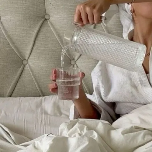 Γιατι πρέπει να πίνουμε νερό μόλις ξυπνήσουμε;